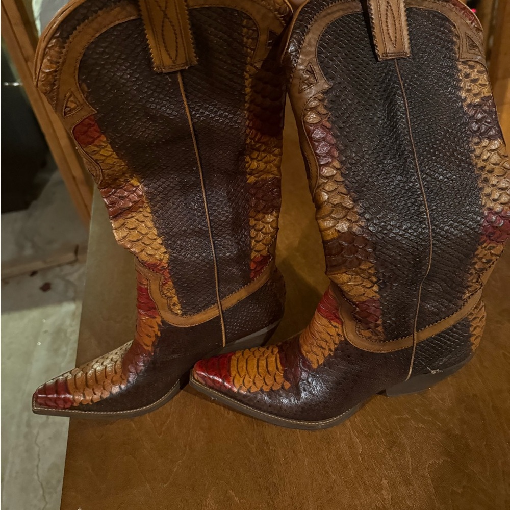 BCBG  Western Cowboy Boots Textured Leather Tall Brown Snakeskin Print, 7.5 W